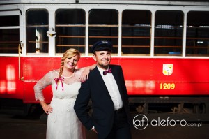 Fotograf ślubny Wrocław – plener ślubny z tramwajami w tle Fotograf ślubny Wrocław – plener ślubny z tramwajami w tle